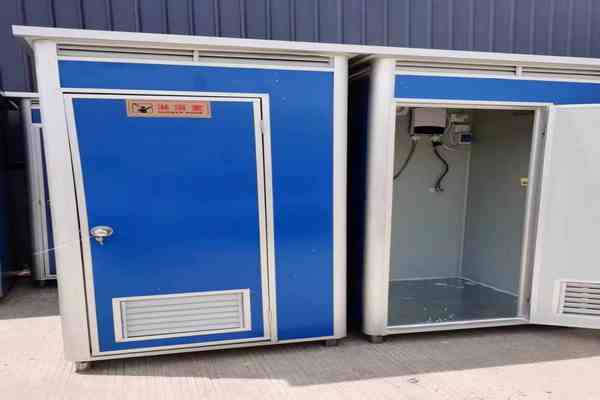      移動廁所的抽取過程 移動廁所，作為一種便捷的衛(wèi)生設(shè)施，廣泛應(yīng)用于戶外活動、建筑工地、臨時集會等場所。然而，隨著使用頻率的增加，移動廁所內(nèi)部的廢物積累成為一個不可忽視的問題。為了保持衛(wèi)生和正常使用，定期抽取移動廁所內(nèi)的廢物是必不可少的。  1. 抽移動廁所準(zhǔn)備工作 在抽取移動廁所之前，首先需要做好充分的準(zhǔn)備工作。這包括： - 檢查設(shè)備：確保抽取設(shè)備（如真空抽糞車）處于良好工作狀態(tài)，油箱有足夠的燃料，真空泵和管道無堵塞或損壞。 - 安全措施：穿戴適當(dāng)?shù)姆雷o裝備，如手套、口罩和防護服，以防止接觸有害物質(zhì)。 - 通知用戶：提前通知使用者移動廁所將暫時關(guān)閉，以便進行抽取工作。  2. 抽移動廁所抽取過程 抽取移動廁所的過程通常包括以下幾個步驟： - 連接管道：將真空抽糞車的吸管連接到移動廁所的排污口。確保連接緊密，防止泄漏。 - 啟動設(shè)備：啟動真空抽糞車的發(fā)動機和真空泵，開始抽取廢物。這個過程通常需要幾分鐘到十幾分鐘，具體時間取決于移動廁所的容量和廢物積累量。 - 監(jiān)控抽?。涸诔槿∵^程中，操作人員需要密切監(jiān)控設(shè)備的運行狀態(tài)，確保抽取順利進行，避免設(shè)備過載或管道堵塞。 - 清理現(xiàn)場：抽取完成后，斷開管道，清理移動廁所周圍的地面，確保環(huán)境整潔。  3. 抽移動廁所后續(xù)處理 抽取的廢物需要妥善處理，以防止環(huán)境污染和疾病傳播。通常的處理方式包括： - 運輸?shù)街付ǖ攸c：將抽取的廢物運輸?shù)街付ǖ奶幚碓O(shè)施，如污水處理廠或?qū)ｉT的廢物處理中心。 - 合規(guī)處理：按照當(dāng)?shù)丨h(huán)保法規(guī)和衛(wèi)生標(biāo)準(zhǔn)，對廢物進行合規(guī)處理，確保不對環(huán)境造成負面影響。  4. 抽移動廁所維護與保養(yǎng) 為了延長移動廁所的使用壽命和保持其衛(wèi)生狀況，定期維護和保養(yǎng)是必要的。這包括： - 清潔內(nèi)部：定期清潔移動廁所內(nèi)部，使用消毒劑和清潔劑去除異味和細菌。 - 檢查設(shè)備：定期檢查移動廁所的密封性、排水系統(tǒng)和通風(fēng)系統(tǒng)，確保其正常運行。 - 補充消耗品：及時補充衛(wèi)生紙、洗手液等消耗品，確保用戶的使用體驗。  抽移動廁所結(jié)語 抽取移動廁所是一項重要的衛(wèi)生工作，不僅關(guān)系到使用者的健康，也關(guān)系到環(huán)境的保護。通過科學(xué)的抽取流程和規(guī)范的處理方式，可以有效維護移動廁所的衛(wèi)生狀況，確保其在各種場合下的正常使用。同時，定期維護和保養(yǎng)也是保持移動廁所長期使用的關(guān)鍵。