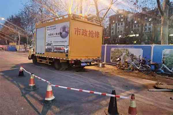      紫外線光固化管道：高效修復地下管網(wǎng)的利器 隨著城市化進程的加快，地下管網(wǎng)日益老化，管道滲漏、破裂等問題頻發(fā)，嚴重影響城市運行和居民生活。傳統(tǒng)的管道修復方法，如開挖更換、局部修補等，不僅耗時耗力，還會造成交通擁堵、環(huán)境污染等問題。近年來，一種新型的非開挖修復技術——紫外線光固化管道修復技術，憑借其高效、環(huán)保、經(jīng)濟等優(yōu)勢，逐漸成為地下管網(wǎng)修復的“新寵”。 什么是紫外線光固化管道修復技術？ 紫外線光固化管道修復技術，簡稱UV-CIPP，是一種利用紫外線照射使樹脂固化，從而形成新的內(nèi)襯管道的非開挖修復技術。其主要步驟包括： 1. 管道預處理: 清理管道內(nèi)的雜物和污垢，并對管道進行檢測，確定修復范圍。 2. 制作內(nèi)襯管: 將浸漬了光敏樹脂的玻璃纖維軟管，根據(jù)管道尺寸進行裁剪和拼接，形成內(nèi)襯管。 3. 拉入內(nèi)襯管: 利用牽引設備將內(nèi)襯管拉入待修復的管道內(nèi)。 4. 充氣膨脹: 向內(nèi)襯管內(nèi)充入壓縮空氣，使其緊貼管道內(nèi)壁。 5. 紫外線固化: 使用紫外線燈具對內(nèi)襯管進行照射，使光敏樹脂在短時間內(nèi)固化，形成堅固的內(nèi)襯管道。 6. 端口處理: 對內(nèi)襯管道的兩端進行處理，使其與原有管道連接順暢。 紫外線光固化管道修復技術的優(yōu)勢:  高效快捷: 整個修復過程僅需數(shù)小時，無需開挖路面，不影響交通和居民生活。  環(huán)保無污染: 修復過程中不產(chǎn)生噪音、粉塵和有害氣體，對環(huán)境友好。  經(jīng)濟實惠: 與傳統(tǒng)開挖修復相比，成本更低，且使用壽命更長。  適用范圍廣: 可用于修復各種材質(zhì)、各種形狀的管道，如污水管道、雨水管道、供水管道等。 紫外線光固化管道修復技術的應用前景: 隨著城市地下管網(wǎng)的老化問題日益突出，紫外線光固化管道修復技術作為一種高效、環(huán)保、經(jīng)濟的非開挖修復技術，具有廣闊的應用前景。未來，隨著技術的不斷進步和成本的進一步降低，該技術將在城市地下管網(wǎng)修復領域發(fā)揮越來越重要的作用，為建設智慧城市、綠色城市貢獻力量。 紫外線光固化管道結(jié)語: 紫外線光固化管道修復技術是地下管網(wǎng)修復領域的一項  性技術，它改變了傳統(tǒng)開挖修復的弊端，為城市地下管網(wǎng)的維護和更新提供了新的解決方案。相信在不久的將來，這項技術將會得到更廣泛的應用，為城市的可持續(xù)發(fā)展保駕護航。