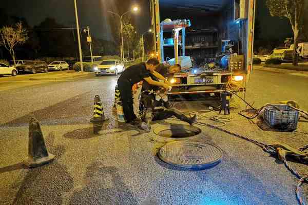 蛙人潛水封堵市政管道清淤風采