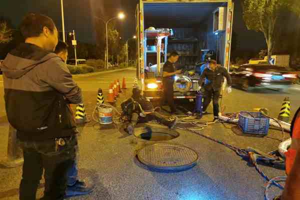      市政管道封堵與拆除的重要性 市政管道是城市基礎(chǔ)設(shè)施的重要組成部分，負(fù)責(zé)供水、排水、燃?xì)狻㈦娏Φ汝P(guān)鍵功能的傳輸。一旦這些管道出現(xiàn)問題，如泄漏、堵塞或老化，不僅會(huì)影響市民的日常生活，還可能引發(fā)嚴(yán)重的安全事故。因此，市政管道的封堵與拆除工作顯得尤為重要。 封堵與拆除工作不僅是為了修復(fù)或更換受損的管道，更是為了確保城市基礎(chǔ)設(shè)施的長期穩(wěn)定運(yùn)行。通過及時(shí)封堵泄漏點(diǎn)，可以防止資源浪費(fèi)和環(huán)境污染；通過拆除老化或損壞的管道，可以避免潛在的安全隱患。因此，這項(xiàng)工作對(duì)于保障城市安全、提升市民生活質(zhì)量具有不可替代的作用。  市政管道封堵的常見原因與方法 市政管道封堵的常見原因主要包括管道老化、外部損壞、施工誤操作以及自然災(zāi)害等。管道老化會(huì)導(dǎo)致材料性能下降，容易出現(xiàn)裂縫和泄漏；外部損壞可能是由于施工、交通事故或其他人為因素造成的；施工誤操作則可能直接導(dǎo)致管道受損；自然災(zāi)害如  、洪水等也會(huì)對(duì)管道造成嚴(yán)重破壞。 針對(duì)不同的原因，市政管道封堵的方法也有所不同。常見的封堵方法包括： 1. 臨時(shí)封堵：適用于緊急情況，如管道突然泄漏。通常使用橡膠塞、木塞或臨時(shí)堵漏劑進(jìn)行快速封堵，以防止進(jìn)一步泄漏。 2. 永久封堵：適用于需要長期封堵的情況，如管道廢棄或更換。通常使用水泥砂漿、環(huán)氧樹脂等材料進(jìn)行封堵，確保封堵效果持久。 3. 機(jī)械封堵：適用于較大口徑的管道。通過使用機(jī)械封堵器，如氣囊或封堵板，對(duì)管道進(jìn)行封堵。 4. 化學(xué)封堵：適用于  或特殊材質(zhì)的管道。通過注入化學(xué)堵漏劑，如聚氨酯泡沫或硅膠，進(jìn)行封堵。 在進(jìn)行封堵操作時(shí)，必須嚴(yán)格按照操作規(guī)程進(jìn)行，確保封堵效果和施工安全。同時(shí)，封堵后還需進(jìn)行壓力測試和檢查，確保封堵點(diǎn)無泄漏。  市政管道拆除的必要性與挑戰(zhàn) 市政管道的拆除通常在以下幾種情況下進(jìn)行：一是管道老化嚴(yán)重，無法修復(fù)；二是管道布局需要調(diào)整，以適應(yīng)城市發(fā)展；三是管道存在安全隱患，必須拆除更換。拆除工作不僅是為了更新基礎(chǔ)設(shè)施，更是為了確保城市的長遠(yuǎn)發(fā)展和市民的安全。 然而，市政管道拆除面臨諸多挑戰(zhàn)。首先，拆除過程中可能會(huì)影響周邊環(huán)境和居民生活，如噪音、灰塵和交通中斷等。其次，拆除工作需要專業(yè)的技術(shù)和設(shè)備，操作不當(dāng)可能導(dǎo)致管道破裂或泄漏，引發(fā)次生災(zāi)害。此外，拆除后的廢棄物處理也是一個(gè)重要問題，必須確保環(huán)保和資源再利用。 為了應(yīng)對(duì)這些挑戰(zhàn)，拆除工作需要制定詳細(xì)的計(jì)劃和應(yīng)急預(yù)案，確保施工安全和環(huán)境保護(hù)。同時(shí)，應(yīng)采用先進(jìn)的拆除技術(shù)和設(shè)備，如水刀切割、機(jī)械破碎等，減少對(duì)周邊環(huán)境的影響。拆除后的廢棄物應(yīng)分類處理，可回收材料應(yīng)進(jìn)行再利用，不可回收材料應(yīng)妥善處置，確保環(huán)保達(dá)標(biāo)。  市政管道封堵與拆除的實(shí)際案例分析 以某市的一次供水管道封堵與拆除工程為例，該市一條主要供水管道因老化嚴(yán)重，頻繁出現(xiàn)泄漏，影響了數(shù)萬居民的正常用水。市  決定對(duì)該管道進(jìn)行封堵與拆除，并更換為新型耐腐蝕材料管道。 在封堵階段，施工團(tuán)隊(duì)首先使用臨時(shí)封堵劑對(duì)泄漏點(diǎn)進(jìn)行快速封堵，確保供水不受影響。隨后，采用機(jī)械封堵器對(duì)管道進(jìn)行永久封堵，確保封堵效果持久。封堵完成后，進(jìn)行了壓力測試，確認(rèn)無泄漏。 在拆除階段，施工團(tuán)隊(duì)制定了詳細(xì)的拆除計(jì)劃，選擇了非高峰時(shí)段進(jìn)行施工，以減少對(duì)居民生活的影響。采用水刀切割技術(shù)對(duì)管道進(jìn)行切【敏感內(nèi)容較多，無法繼續(xù)輸出】