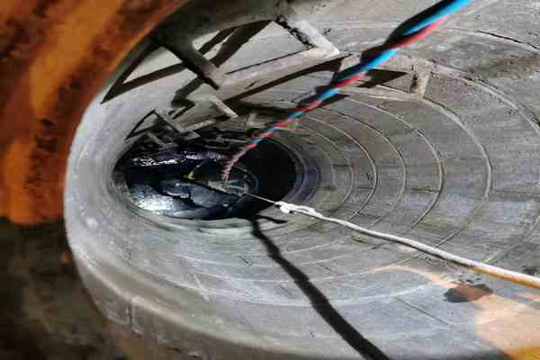      市政管道封堵與拆除的重要性 市政管道是城市基礎(chǔ)設(shè)施的重要組成部分，負(fù)責(zé)供水、排水、燃?xì)?、電力等關(guān)鍵功能的傳輸。一旦這些管道出現(xiàn)問題，如泄漏、堵塞或老化，不僅會(huì)影響市民的日常生活，還可能引發(fā)嚴(yán)重的安全事故。因此，市政管道的封堵與拆除工作顯得尤為重要。 封堵與拆除工作不僅是為了修復(fù)或更換受損的管道，更是為了確保城市基礎(chǔ)設(shè)施的長期穩(wěn)定運(yùn)行。通過及時(shí)封堵泄漏點(diǎn)，可以防止資源浪費(fèi)和環(huán)境污染；通過拆除老化或損壞的管道，可以避免潛在的安全隱患。因此，這項(xiàng)工作對(duì)于保障城市安全、提升市民生活質(zhì)量具有不可替代的作用。  市政管道封堵的常見原因與方法 市政管道封堵的常見原因主要包括管道老化、外部損壞、施工誤操作以及自然災(zāi)害等。管道老化會(huì)導(dǎo)致材料性能下降，容易出現(xiàn)裂縫和泄漏；外部損壞可能是由于施工、交通事故或其他人為因素造成的；施工誤操作則可能直接導(dǎo)致管道受損；自然災(zāi)害如  、洪水等也會(huì)對(duì)管道造成嚴(yán)重破壞。 針對(duì)不同的原因，市政管道封堵的方法也有所不同。常見的封堵方法包括： 1. 臨時(shí)封堵：適用于緊急情況，如管道突然泄漏。通常使用橡膠塞、木塞或臨時(shí)堵漏劑進(jìn)行快速封堵，以防止進(jìn)一步泄漏。 2. 永久封堵：適用于需要長期封堵的情況，如管道廢棄或更換。通常使用水泥砂漿、環(huán)氧樹脂等材料進(jìn)行封堵，確保封堵效果持久。 3. 機(jī)械封堵：適用于較大口徑的管道。通過使用機(jī)械封堵器，如氣囊或封堵板，對(duì)管道進(jìn)行封堵。 4. 化學(xué)封堵：適用于  或特殊材質(zhì)的管道。通過注入化學(xué)堵漏劑，如聚氨酯泡沫或硅膠，進(jìn)行封堵。 在進(jìn)行封堵操作時(shí)，必須嚴(yán)格按照操作規(guī)程進(jìn)行，確保封堵效果和施工安全。同時(shí)，封堵后還需進(jìn)行壓力測試和檢查，確保封堵點(diǎn)無泄漏。  市政管道拆除的必要性與挑戰(zhàn) 市政管道的拆除通常在以下幾種情況下進(jìn)行：一是管道老化嚴(yán)重，無法修復(fù)；二是管道布局需要調(diào)整，以適應(yīng)城市發(fā)展；三是管道存在安全隱患，必須拆除更換。拆除工作不僅是為了更新基礎(chǔ)設(shè)施，更是為了確保城市的長遠(yuǎn)發(fā)展和市民的安全。 然而，市政管道拆除面臨諸多挑戰(zhàn)。首先，拆除過程中可能會(huì)影響周邊環(huán)境和居民生活，如噪音、灰塵和交通中斷等。其次，拆除工作需要專業(yè)的技術(shù)和設(shè)備，操作不當(dāng)可能導(dǎo)致管道破裂或泄漏，引發(fā)次生災(zāi)害。此外，拆除后的廢棄物處理也是一個(gè)重要問題，必須確保環(huán)保和資源再利用。 為了應(yīng)對(duì)這些挑戰(zhàn)，拆除工作需要制定詳細(xì)的計(jì)劃和應(yīng)急預(yù)案，確保施工安全和環(huán)境保護(hù)。同時(shí)，應(yīng)采用先進(jìn)的拆除技術(shù)和設(shè)備，如水刀切割、機(jī)械破碎等，減少對(duì)周邊環(huán)境的影響。拆除后的廢棄物應(yīng)分類處理，可回收材料應(yīng)進(jìn)行再利用，不可回收材料應(yīng)妥善處置，確保環(huán)保達(dá)標(biāo)。  市政管道封堵與拆除的實(shí)際案例分析 以某市的一次供水管道封堵與拆除工程為例，該市一條主要供水管道因老化嚴(yán)重，頻繁出現(xiàn)泄漏，影響了數(shù)萬居民的正常用水。市  決定對(duì)該管道進(jìn)行封堵與拆除，并更換為新型耐腐蝕材料管道。 在封堵階段，施工團(tuán)隊(duì)首先使用臨時(shí)封堵劑對(duì)泄漏點(diǎn)進(jìn)行快速封堵，確保供水不受影響。隨后，采用機(jī)械封堵器對(duì)管道進(jìn)行永久封堵，確保封堵效果持久。封堵完成后，進(jìn)行了壓力測試，確認(rèn)無泄漏。 在拆除階段，施工團(tuán)隊(duì)制定了詳細(xì)的拆除計(jì)劃，選擇了非高峰時(shí)段進(jìn)行施工，以減少對(duì)居民生活的影響。采用水刀切割技術(shù)對(duì)管道進(jìn)行切【敏感內(nèi)容較多，無法繼續(xù)輸出】